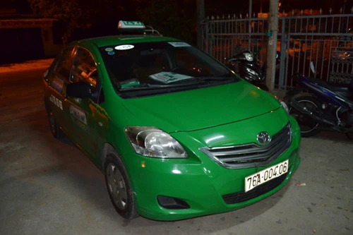 CSGT kịp thời ngăn chặn đối tượng say xỉn, lấy xe taxi bỏ chạy trong đêm