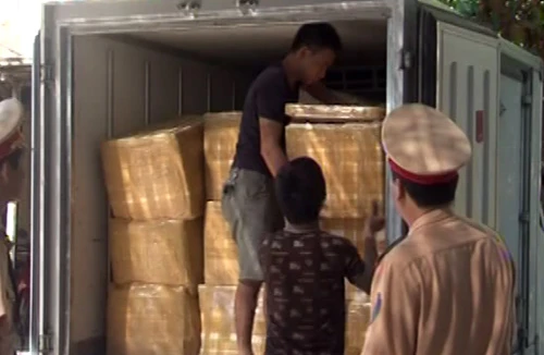 CSGT phát hiện xe ôtô chở 1 tấn lòng lợn không rõ nguồn gốc