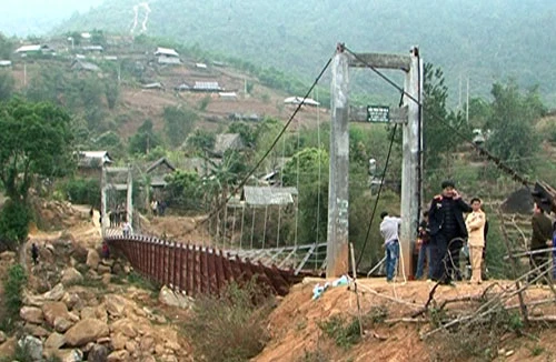Vụ lật cầu treo Chu Va 6: Bắt thêm phó giám đốc Ban QLDA huyện Tam Đường