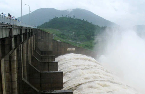 Nước các sông dâng nhanh, lũ cuốn trôi 2 người