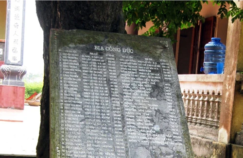 Bia đá bất ngờ đổ đè chết cháu bé