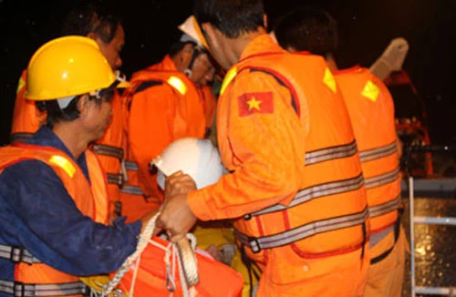 Cứu 9 thuyền viên trôi dạt trên biển