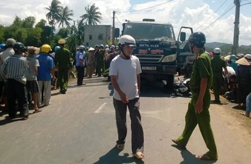 Xe chở cát tông 2 người thiệt mạng