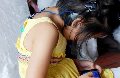 Trẻ khiếm thính bẩm sinh nghe được âm thanh dưới nước