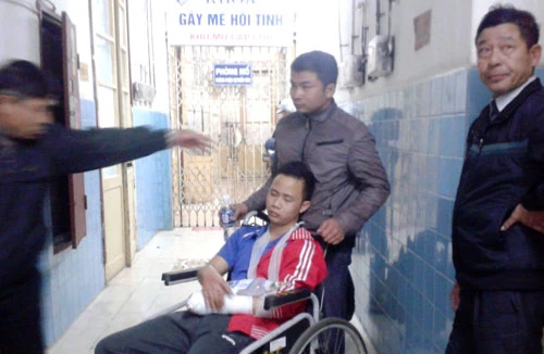 Pháo hoa que bát nổ, một thanh niên bị dập nát bàn tay