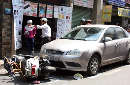 Hai ô tô tông hai xe máy, ba người bị thương