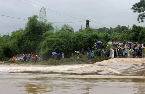 Nam sinh lớp 11 dũng cảm cứu bé gái thoát lũ dữ