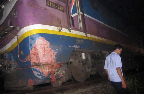 Đứng gọi điện thoại trên đường sắt bị tàu đâm chết thảm