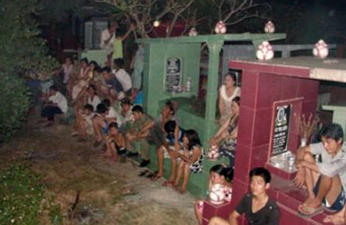 Ngã gãy cổ chết vì leo lên nóc nhà mồ để ngủ 