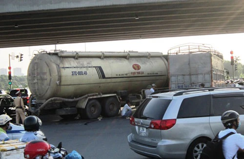 Dừng chờ đèn đỏ, xe tải và xe bồn tông nhau bẹp đầu