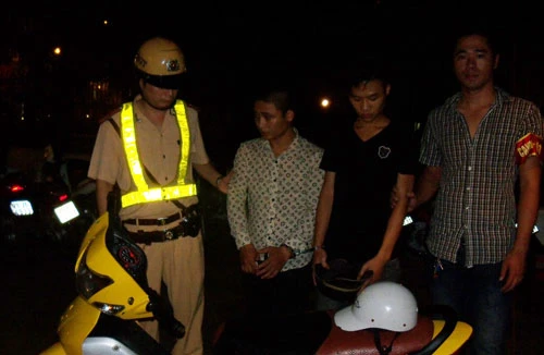 Bất ngờ gặp tổ công tác 141 liền nhảy xuống xe tẩu tán ma túy