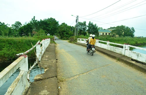 Cầu dân sinh già nua rệu rã, hiểm nguy rình rập