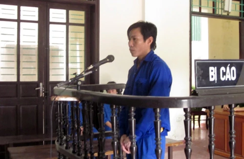 "Ma men dẫn lối", xách dao chạy khắp làng, đâm chém người