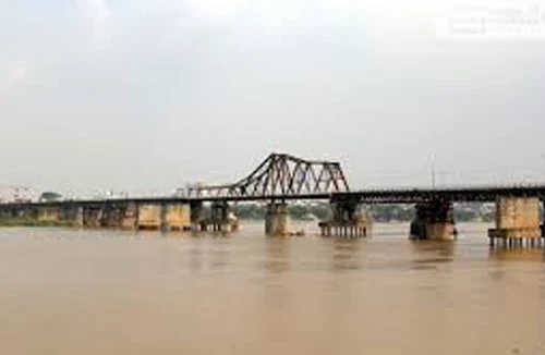 Truy tìm danh tính cô gái nhảy cầu Long Biên