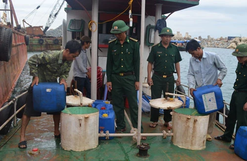 Bắt tàu chở 3.000 lít dầu có nguồn gốc phi pháp