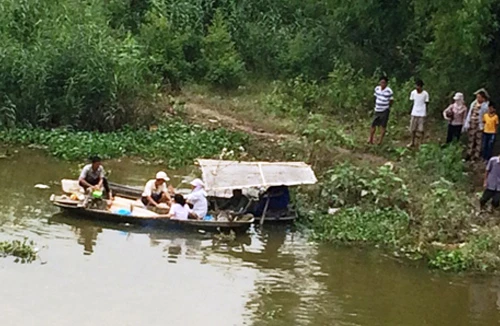 Bị cấm lấy người bị nghiện, một cô gái nhảy cầu tự tử