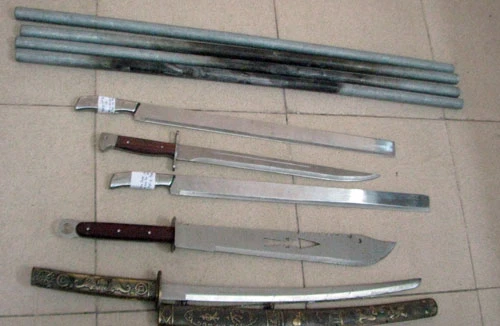 Nhóm côn đồ xích công nhân vào chuồng chó để tra tấn