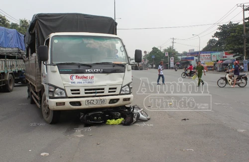 Nam sinh viện bị xe tải kéo lê gần 20m, thoát chết ngoạn mục