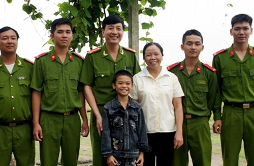 Hai chiến sĩ công an lao mình xuống dòng nước lớn, cứu sống bé trai