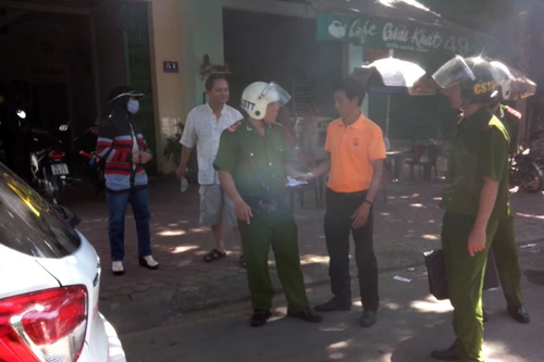 Xử lý hàng trăm xe taxi tranh nhau vào ga 