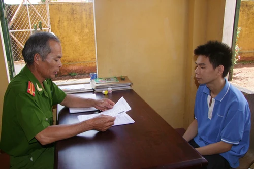 "Lột mặt nạ" gã thợ hồ chăm chỉ