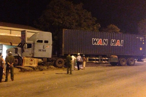 Chuyển hướng đột ngột, 1 thanh niên bị xe đầu kéo tông chết