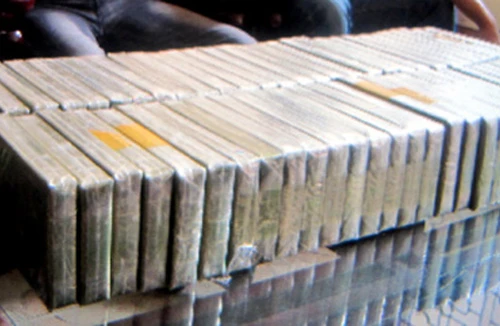 Xét xử 13 bị cáo trong đường dây vận chuyển 223 bánh heroin