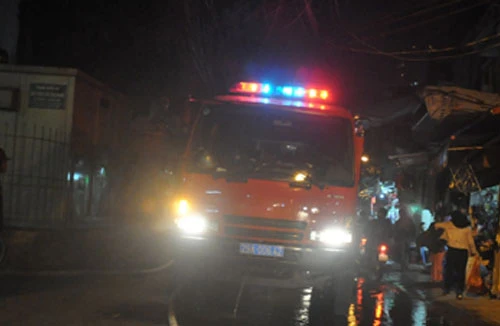 Hà Nội: Cháy nhà 4 tầng, một Cảnh sát bị ngạt khí