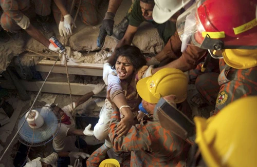 Một phụ nữ Bangladesh sinh con khi mắc kẹt tòa nhà sập