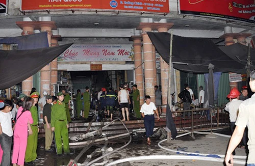 Cháy chợ Phủ Lý, hàng trăm tiểu thương chạy toán loạn