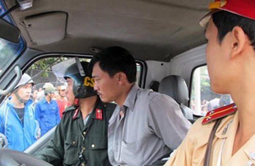 Khống chế bắt ngay trên xe khách tên cướp dùng súng... nhựa