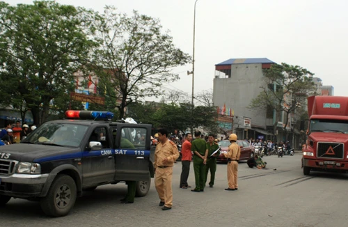 Vượt xe buýt, đôi nam nữ đụng phải xe đầu kéo, tử nạn thương tâm