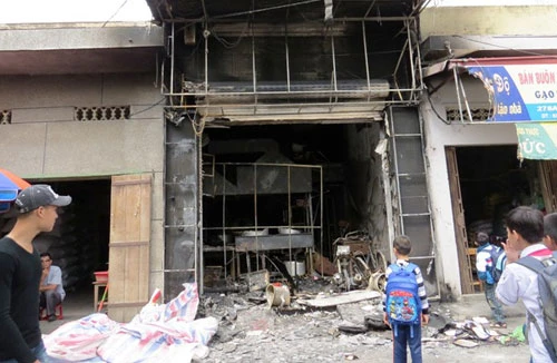 Cứu thoát 3 người trong một gia đình bị lửa thiêu rụi lúc nửa đêm