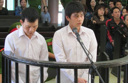 Hai kẻ buôn bán ma túy ra hầu tòa