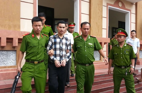 Mâu thuẫn trong cuộc nhậu, mang súng bắn người ở quán bar