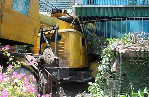 Xe cần cẩu mất lái đâm vào nhà dân