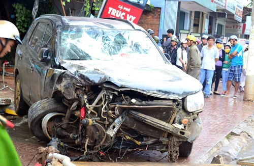 Xe ôtô húc sập quầy photocopy