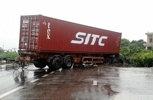 4 công nhân xuýt mất mạng vì "hung thần" chạy ẩu