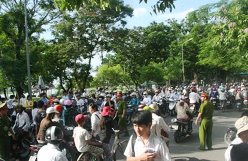 Bất ngờ cầm dao cắt cổ 2 phụ huynh ở cổng trường học