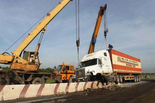 Tránh xe máy, leo lươn xe container nát gầm
