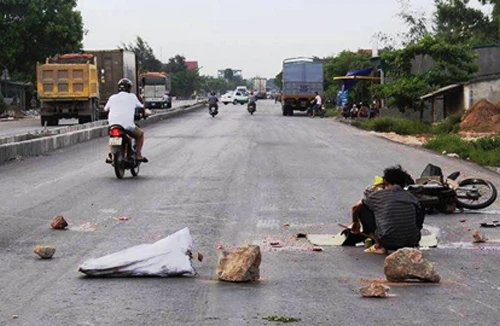 Va phải hòn đá, nam thanh niên ngã xuống đường bị xe container cán tử vong