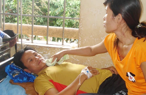 Uống rượu tiết trăn, 8 người nhập viện cấp cứu