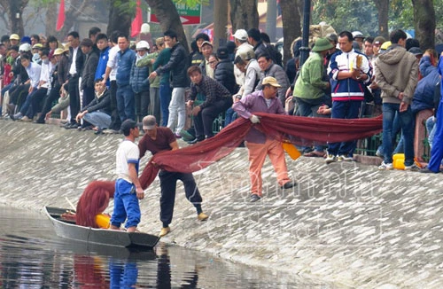 Bị tâm thần, chồng vẫy tay chào vợ rồi đi thẳng xuống... hồ