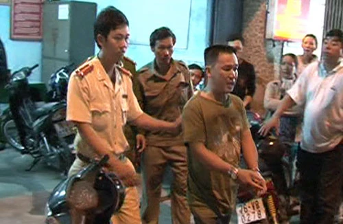 Say xỉn tấn công Công an, gây rối trụ sở làm việc