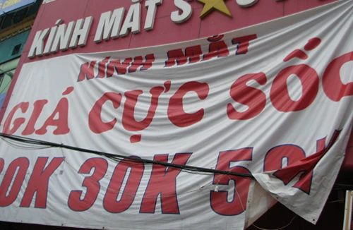 Coi chừng hỏng mắt với kính "hàng hiệu" giá 20.000đ