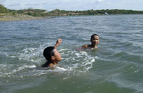 Rủ nhau đi tắm biển, 2 học sinh đuối nước thương tâm tại Cửa Lò