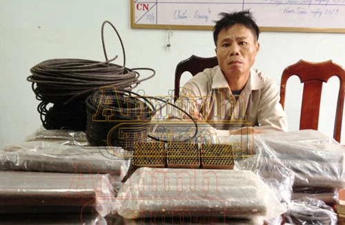 Phát hiện đối tượng vận chuyển 200 cây thuốc nổ lên bãi vàng