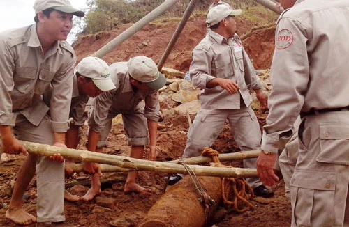 Phát hiện, xử lý 2 quả bom “khủng” phát lộ sau lũ