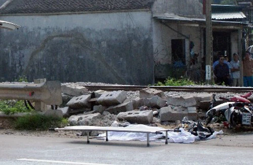 Vượt xe máy qua đường sắt bị tàu đâm chết thảm