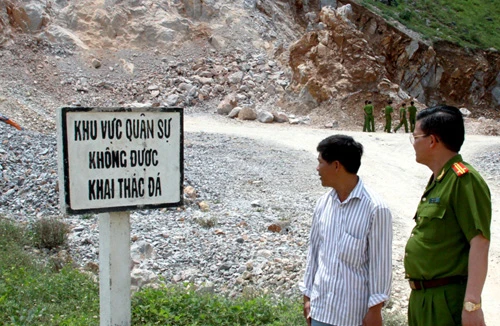 Bắt 2 đối tượng đột nhập khu vực quân sự khai thác đá